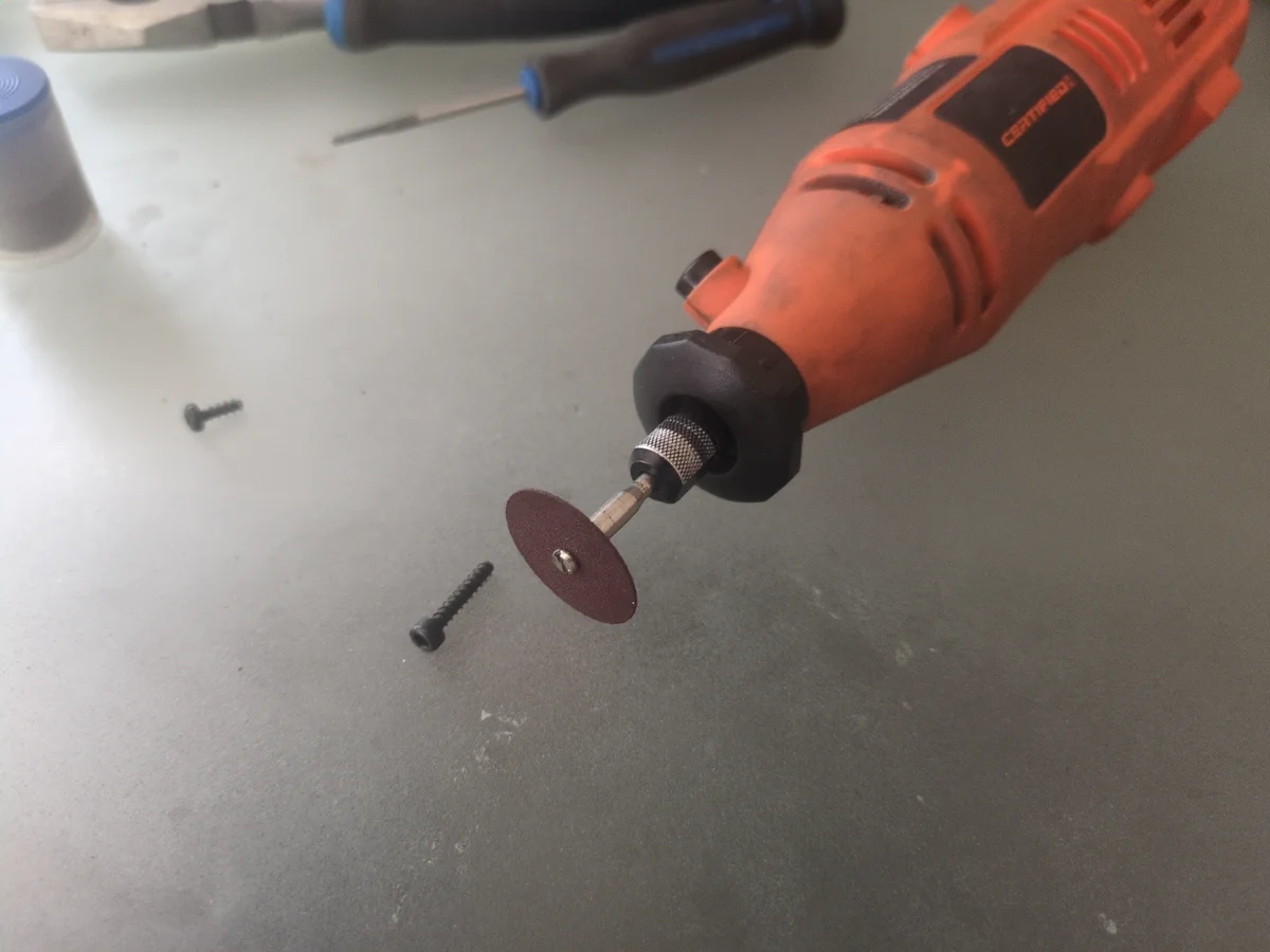 Cutting screws with a Dremel