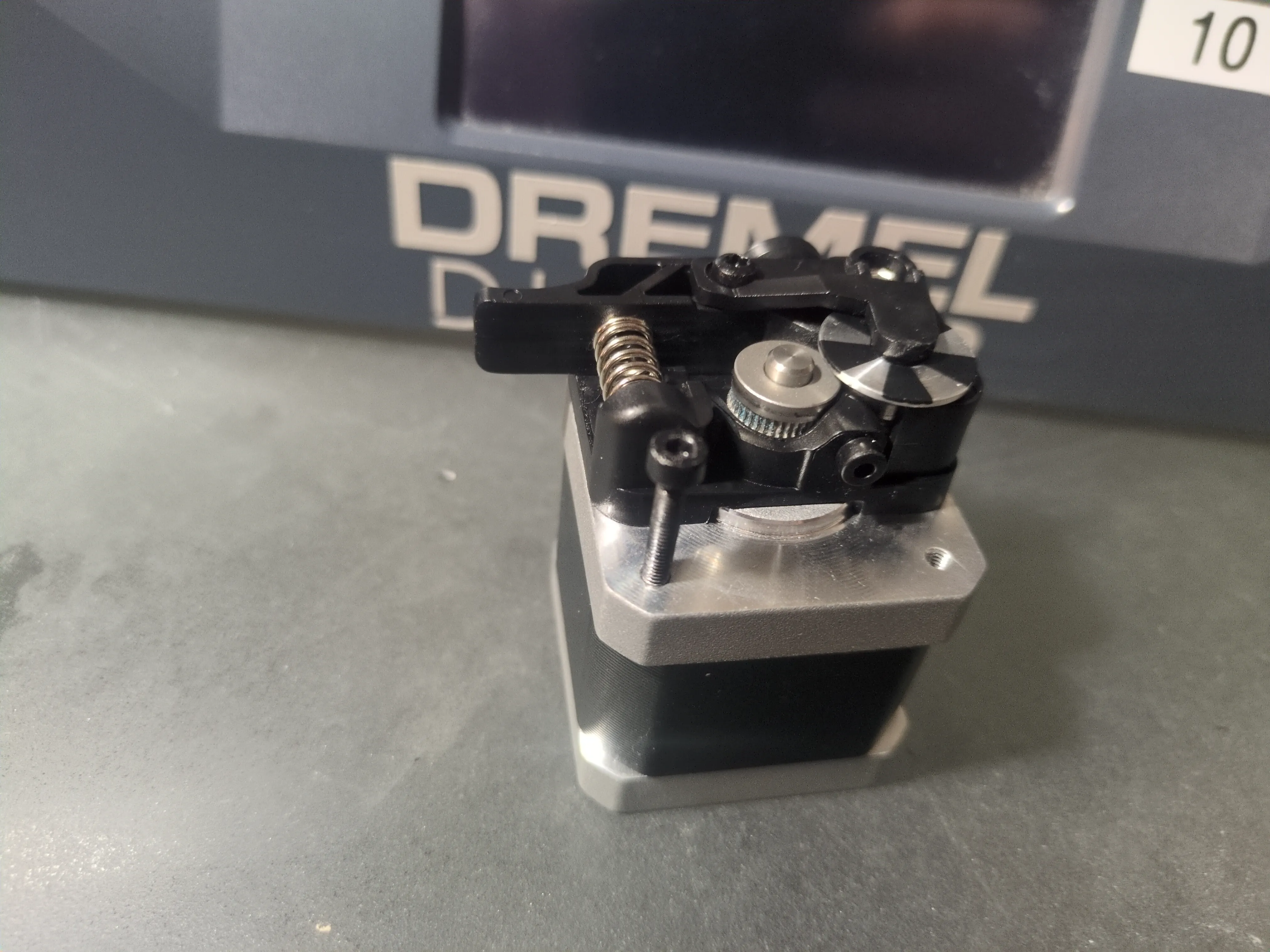Missing screw for filament motor