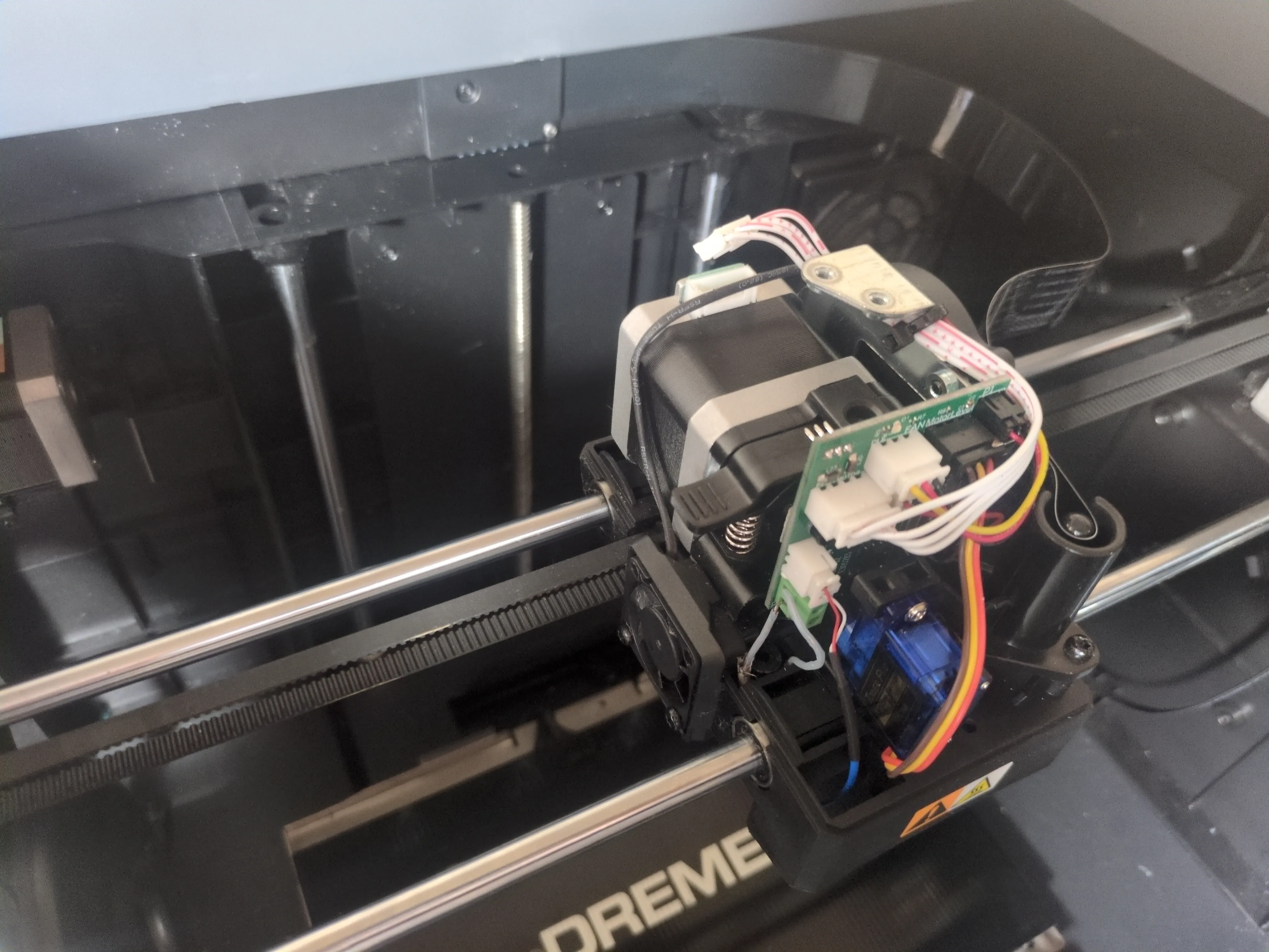 Filament feeding motor installed