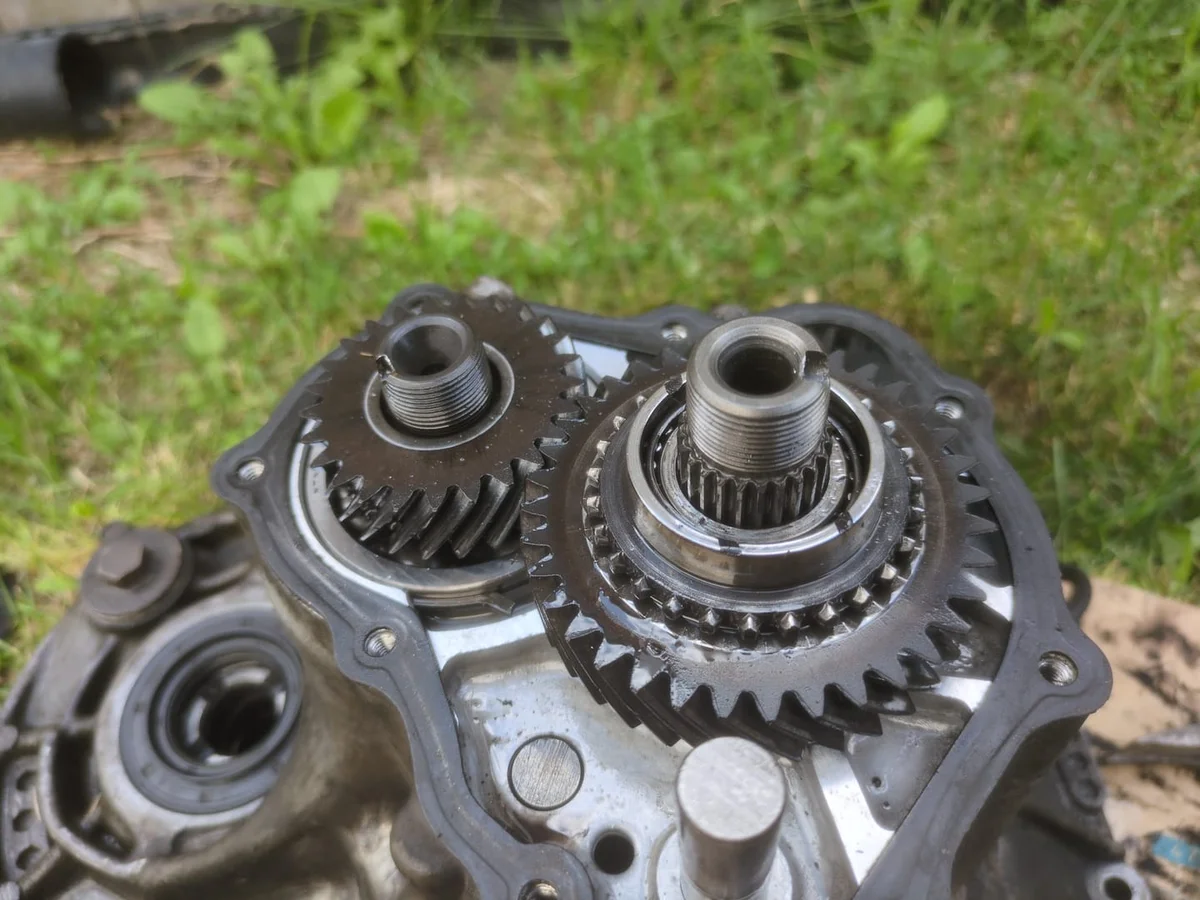 Inspecting damage on the 5th gear teeth